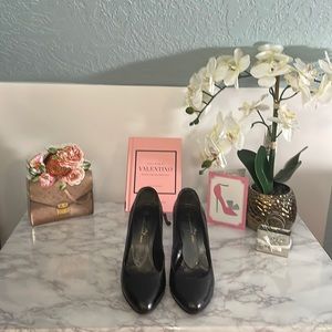 Alexandra Neel Black High-Heeled Pumps